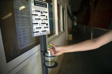 Los operarios de Oberena realizan la limpieza y desinfección de las instalaciones en la lucha contra la propagación del coronavirus.