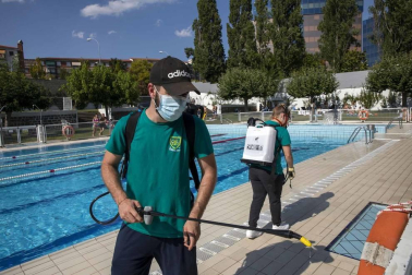 Los operarios de Oberena realizan la limpieza y desinfección de las instalaciones en la lucha contra la propagación del coronavirus.
