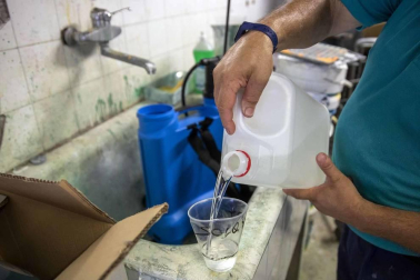 Los operarios de Oberena realizan la limpieza y desinfección de las instalaciones en la lucha contra la propagación del coronavirus.