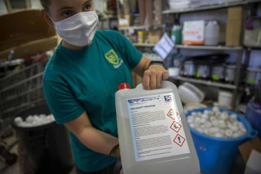 Los operarios de Oberena realizan la limpieza y desinfección de las instalaciones en la lucha contra la propagación del coronavirus.