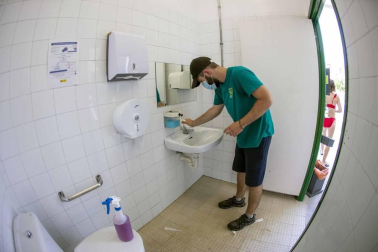 Los operarios de Oberena realizan la limpieza y desinfección de las instalaciones en la lucha contra la propagación del coronavirus.