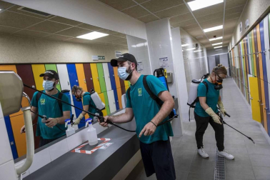 Los operarios de Oberena realizan la limpieza y desinfección de las instalaciones en la lucha contra la propagación del coronavirus.