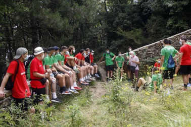 El equipo rompió la rutina de entrenamientos y disfrutó de un paseo por San Cristóbal-Ezkaba y de una comida