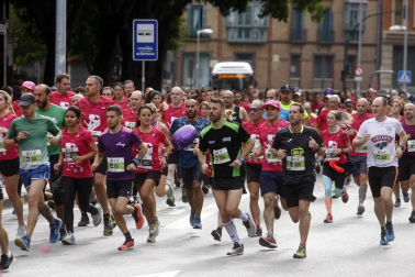 El centro de Pamplona ha sido el escenario de la VI Carrera Solidaria Navarra por ANFAS que impulsa cada año Laboral Kutxa y que en esta edición ha recaudado entre 15.000 y 16.000 euros.