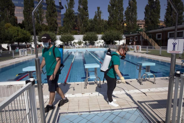 El covid-19 ha hecho que las piscinas tengan que tomar medidas extraordinarias de seguridad y desinfección para velar por la salud de los usuarios, algo que hacen de forma continua a lo largo de todo el día en las instalaciones de Oberena.