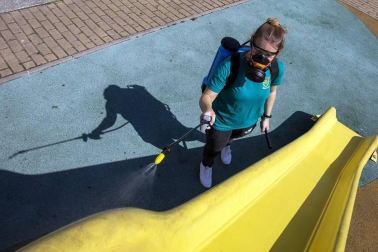 El covid-19 ha hecho que las piscinas tengan que tomar medidas extraordinarias de seguridad y desinfección para velar por la salud de los usuarios, algo que hacen de forma continua a lo largo de todo el día en las instalaciones de Oberena.