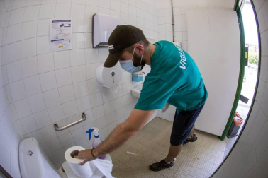 El covid-19 ha hecho que las piscinas tengan que tomar medidas extraordinarias de seguridad y desinfección para velar por la salud de los usuarios, algo que hacen de forma continua a lo largo de todo el día en las instalaciones de Oberena.