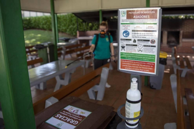 El covid-19 ha hecho que las piscinas tengan que tomar medidas extraordinarias de seguridad y desinfección para velar por la salud de los usuarios, algo que hacen de forma continua a lo largo de todo el día en las instalaciones de Oberena.