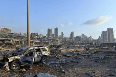 Al menos 50 personas han muerto y 2.700 han resultado heridas este martes a causa de dos potentes explosiones que han sacudido la zona del puerto de la capital de Líbano, Beirut.