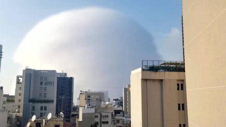 Al menos 50 personas han muerto y 2.700 han resultado heridas este martes a causa de dos potentes explosiones que han sacudido la zona del puerto de la capital de Líbano, Beirut.