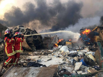 Al menos 50 personas han muerto y 2.700 han resultado heridas este martes a causa de dos potentes explosiones que han sacudido la zona del puerto de la capital de Líbano, Beirut.