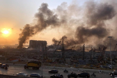 Al menos 50 personas han muerto y 2.700 han resultado heridas este martes a causa de dos potentes explosiones que han sacudido la zona del puerto de la capital de Líbano, Beirut.