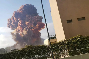 Al menos 50 personas han muerto y 2.700 han resultado heridas este martes a causa de dos potentes explosiones que han sacudido la zona del puerto de la capital de Líbano, Beirut.
