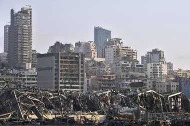 Al menos 50 personas han muerto y 2.700 han resultado heridas este martes a causa de dos potentes explosiones que han sacudido la zona del puerto de la capital de Líbano, Beirut.