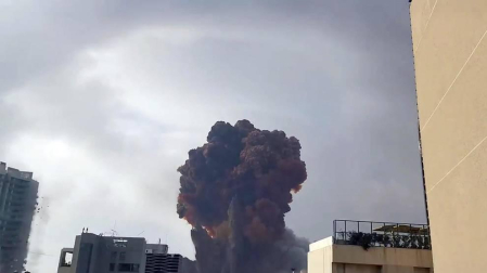 Al menos 50 personas han muerto y 2.700 han resultado heridas este martes a causa de dos potentes explosiones que han sacudido la zona del puerto de la capital de Líbano, Beirut.