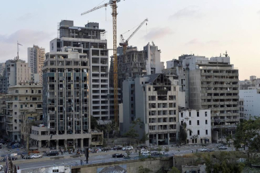 Al menos 50 personas han muerto y 2.700 han resultado heridas este martes a causa de dos potentes explosiones que han sacudido la zona del puerto de la capital de Líbano, Beirut.