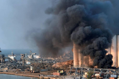 Al menos 50 personas han muerto y 2.700 han resultado heridas este martes a causa de dos potentes explosiones que han sacudido la zona del puerto de la capital de Líbano, Beirut.