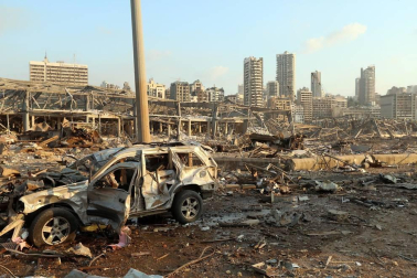 Al menos 50 personas han muerto y 2.700 han resultado heridas este martes a causa de dos potentes explosiones que han sacudido la zona del puerto de la capital de Líbano, Beirut.