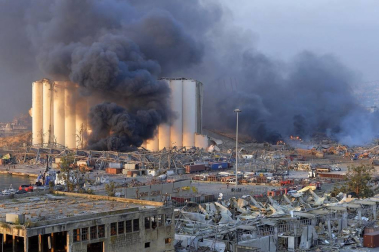 Al menos 50 personas han muerto y 2.700 han resultado heridas este martes a causa de dos potentes explosiones que han sacudido la zona del puerto de la capital de Líbano, Beirut.