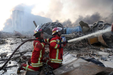 Al menos 50 personas han muerto y 2.700 han resultado heridas este martes a causa de dos potentes explosiones que han sacudido la zona del puerto de la capital de Líbano, Beirut.