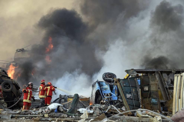 Al menos 50 personas han muerto y 2.700 han resultado heridas este martes a causa de dos potentes explosiones que han sacudido la zona del puerto de la capital de Líbano, Beirut.