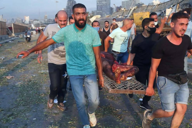 Al menos 50 personas han muerto y 2.700 han resultado heridas este martes a causa de dos potentes explosiones que han sacudido la zona del puerto de la capital de Líbano, Beirut.