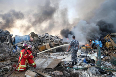 Al menos 50 personas han muerto y 2.700 han resultado heridas este martes a causa de dos potentes explosiones que han sacudido la zona del puerto de la capital de Líbano, Beirut.