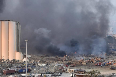 Al menos 50 personas han muerto y 2.700 han resultado heridas este martes a causa de dos potentes explosiones que han sacudido la zona del puerto de la capital de Líbano, Beirut.