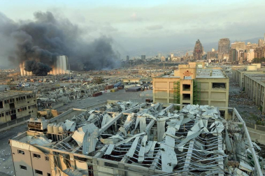Al menos 50 personas han muerto y 2.700 han resultado heridas este martes a causa de dos potentes explosiones que han sacudido la zona del puerto de la capital de Líbano, Beirut.