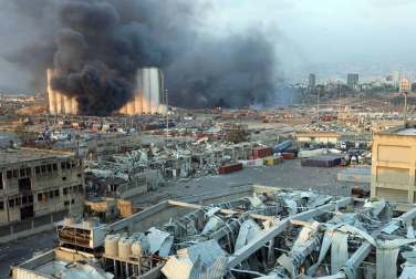 Al menos 50 personas han muerto y 2.700 han resultado heridas este martes a causa de dos potentes explosiones que han sacudido la zona del puerto de la capital de Líbano, Beirut.