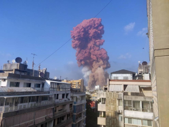 Al menos 50 personas han muerto y 2.700 han resultado heridas este martes a causa de dos potentes explosiones que han sacudido la zona del puerto de la capital de Líbano, Beirut.
