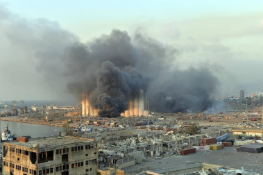 Al menos 50 personas han muerto y 2.700 han resultado heridas este martes a causa de dos potentes explosiones que han sacudido la zona del puerto de la capital de Líbano, Beirut.