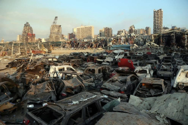 Al menos 50 personas han muerto y 2.700 han resultado heridas este martes a causa de dos potentes explosiones que han sacudido la zona del puerto de la capital de Líbano, Beirut.