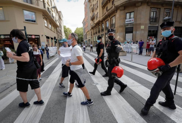 Trabajadores de Siemens Gamesa de Aoiz se han encadenado y han cortado unos minutos una calle en Pamplona.