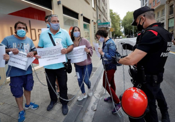Trabajadores de Siemens Gamesa de Aoiz se han encadenado y han cortado unos minutos una calle en Pamplona.