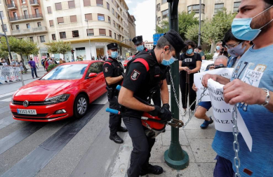 Trabajadores de Siemens Gamesa de Aoiz se han encadenado y han cortado unos minutos una calle en Pamplona.