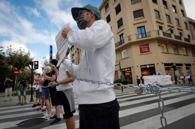 Trabajadores de Siemens Gamesa de Aoiz se han encadenado y han cortado unos minutos una calle en Pamplona.