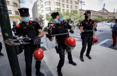 Trabajadores de Siemens Gamesa de Aoiz se han encadenado y han cortado unos minutos una calle en Pamplona.