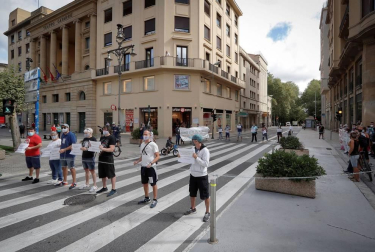 Trabajadores de Siemens Gamesa de Aoiz se han encadenado y han cortado unos minutos una calle en Pamplona.