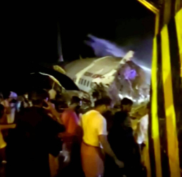 Un avión se parte en trozos tras aterrizar en un aeropuerto del sur de India