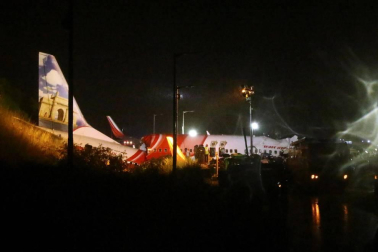Un avión se parte en trozos tras aterrizar en un aeropuerto del sur de India