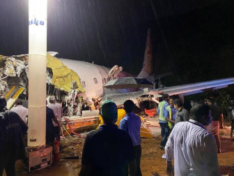 Un avión se parte en trozos tras aterrizar en un aeropuerto del sur de India
