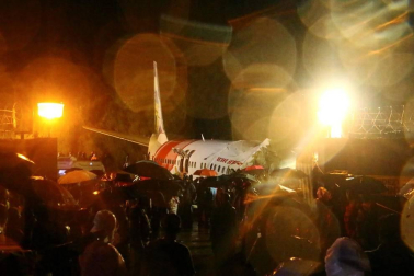Un avión se parte en trozos tras aterrizar en un aeropuerto del sur de India