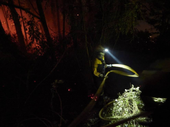 El rayo de una tormenta provoca un incendio forestal en Gazolaz