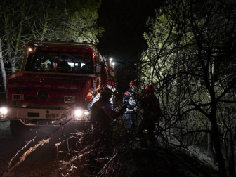 El rayo de una tormenta provoca un incendio forestal en Gazolaz