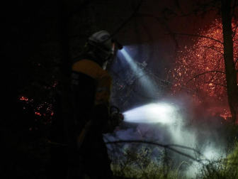 El rayo de una tormenta provoca un incendio forestal en Gazolaz