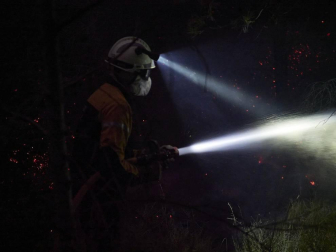 El rayo de una tormenta provoca un incendio forestal en Gazolaz