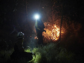 El rayo de una tormenta provoca un incendio forestal en Gazolaz