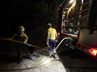 El rayo de una tormenta provoca un incendio forestal en Gazolaz
