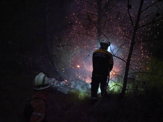 El rayo de una tormenta provoca un incendio forestal en Gazolaz